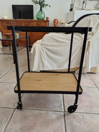 Mesa auxiliar con ruedas