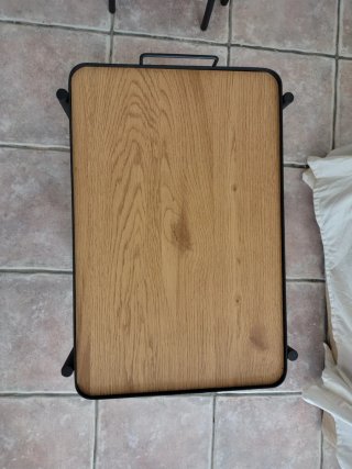 Mesa auxiliar con ruedas