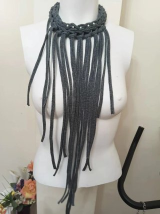 Gargantilla de tela gris con perlas
