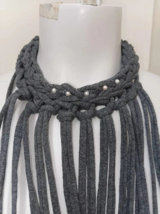 Gargantilla de tela gris con perlas