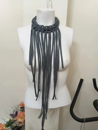 Gargantilla de tela gris con perlas