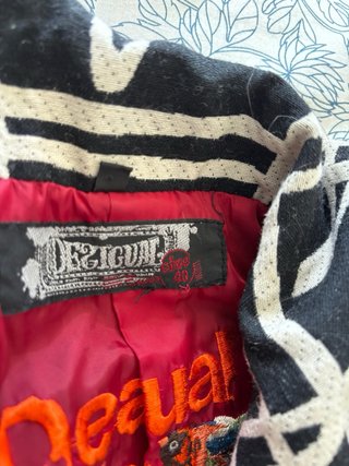 Abrigo Desigual Negro Rayas Blancas Talla M