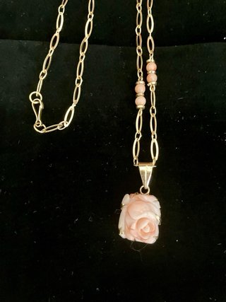Gargantilla de oro con rosa de coral