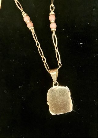 Gargantilla de oro con rosa de coral