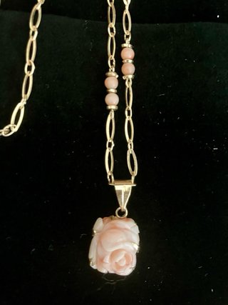 Gargantilla de oro con rosa de coral