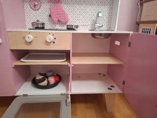 Cocinita de juguete rosa