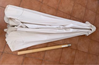 Sombrilla de terraza beige