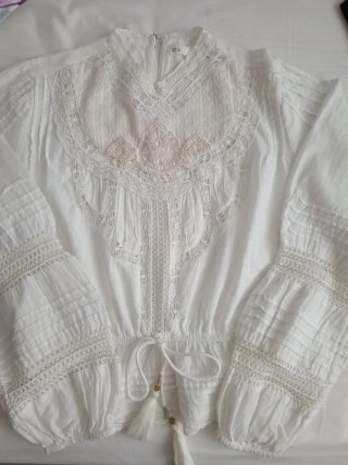 Blusa blanca con encaje y volantes
