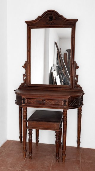 Tocador de madera antiguo
