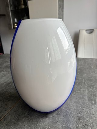 Jarrón de cristal azul y blanco