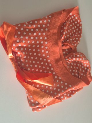 Vestido naranja con lazo y topos
