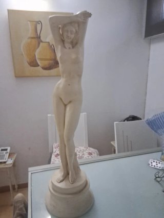 Escultura de mujer de piedra