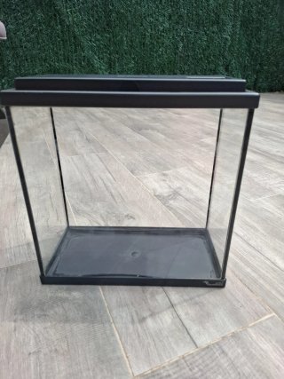 Pecera negra y transparente