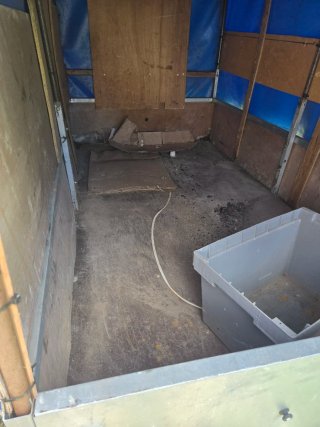 Remolque 750kg con lona azul.
