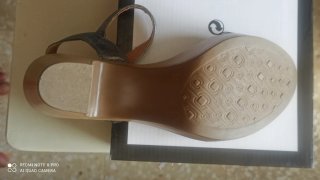 Sandalias plateadas y marrones