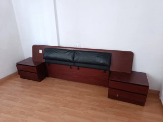 Cabecero de cuero y madera