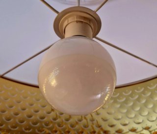 Lámpara de techo blanca y dorada marca Nymö