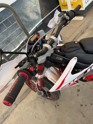 Rieju MRT 50cc Supermotard Roja y Blanca