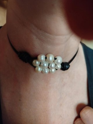 Collar de cuero con perlas blancas
