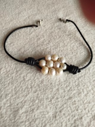Collar de cuero con perlas blancas