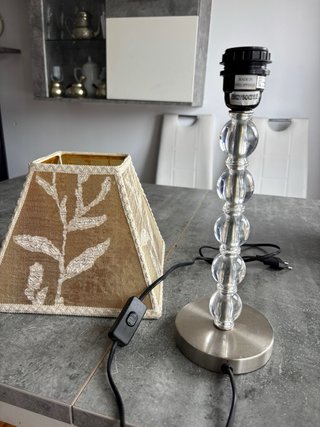 Lámpara de mesa dorada y transparente