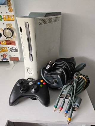Xbox 360 Blanca con Mando y Cables
