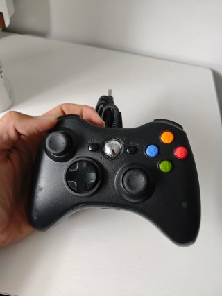 Xbox 360 Blanca con Mando y Cables