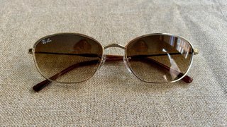 Gafas de sol Ray-Ban doradas y marrones
