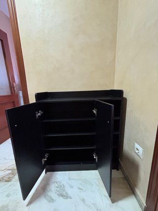 Zapatero de madera negro