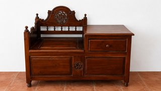 Mueble asiento de madera tallada