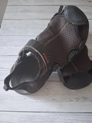 Sandalias Crocs Marrones y Negras