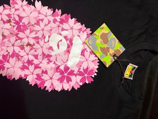 Camiseta BAPE Negra con Estampado Floral Rosa