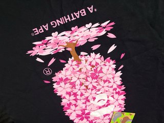 Camiseta BAPE Negra con Estampado Floral Rosa
