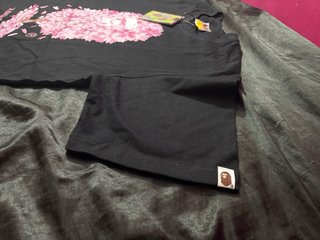 Camiseta BAPE Negra con Estampado Floral Rosa