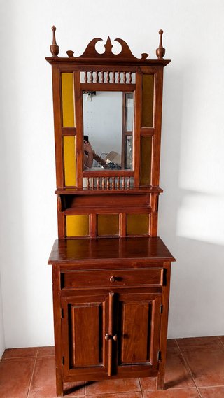 Mueble de madera con espejo y detalles amarillos