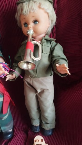 Muñeca militar años 60 con trompeta