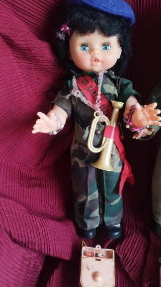 Muñeca militar años 60 con trompeta