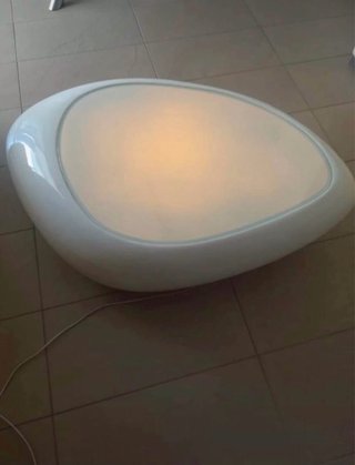 Elegante tavolino di design con luce interna
