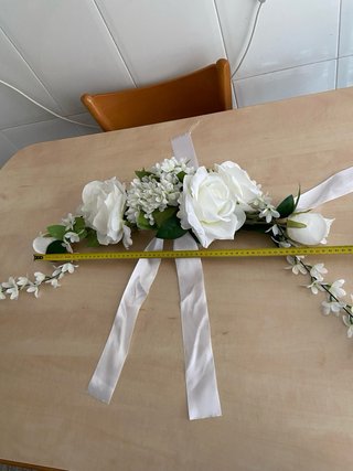 Decoración floral para coche de boda