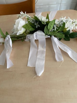 Decoración floral para coche de boda