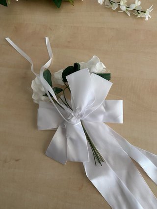 Decoración floral para coche de boda