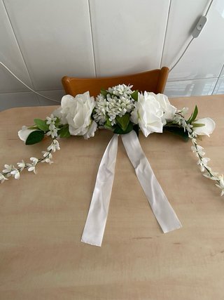 Decoración floral para coche de boda