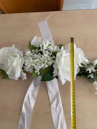 Decoración floral para coche de boda