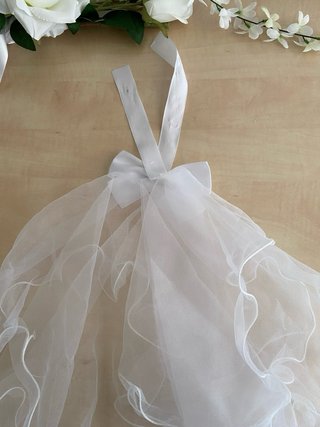 Decoración floral para coche de boda