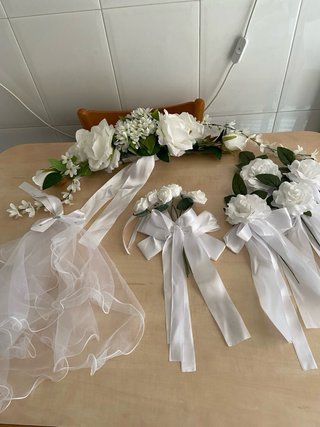 Decoración floral para coche de boda