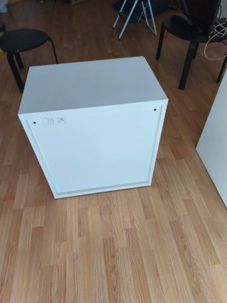 Cajón de madera blanco para salón