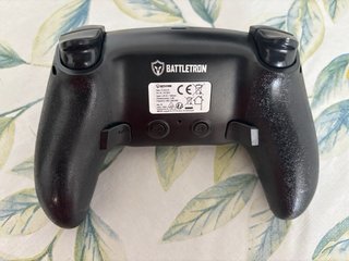 Mando de consola negro