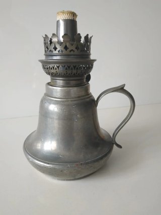 Quinqué antiguo con tulipa