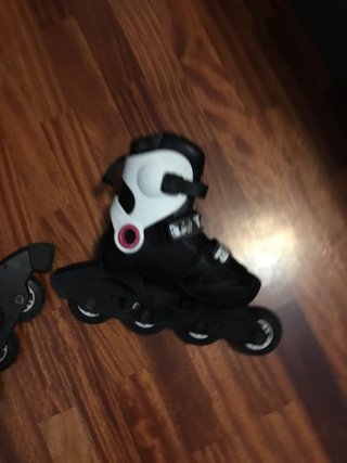 Patines en línea negros y blancos