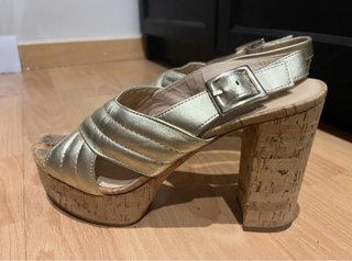 Sandalias doradas plataforma tacón bloque